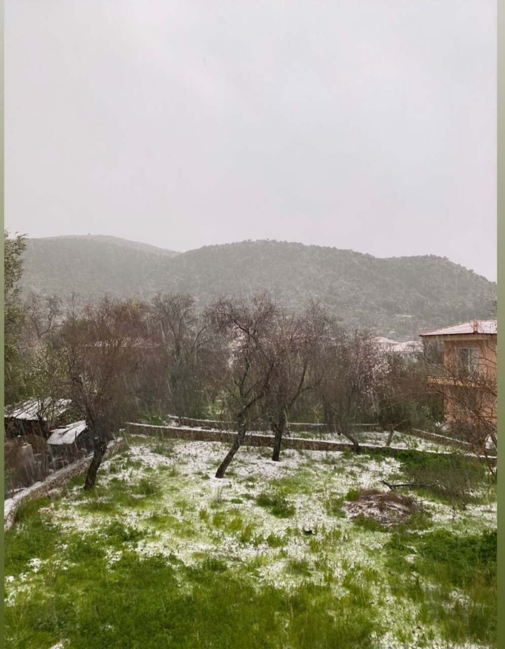 Marmaris'te dolu yağışı etkili oldu! Cadde ve sokaklar bembeyaz oldu 