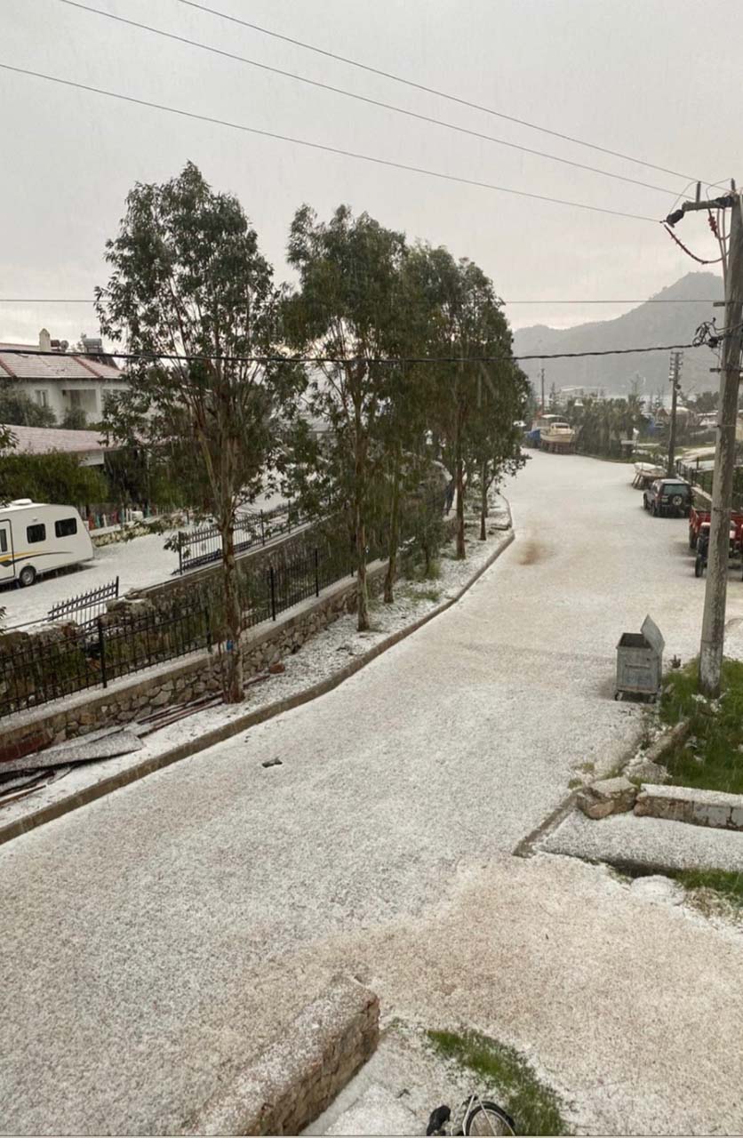 Marmaris'te dolu yağışı etkili oldu! Cadde ve sokaklar bembeyaz oldu 