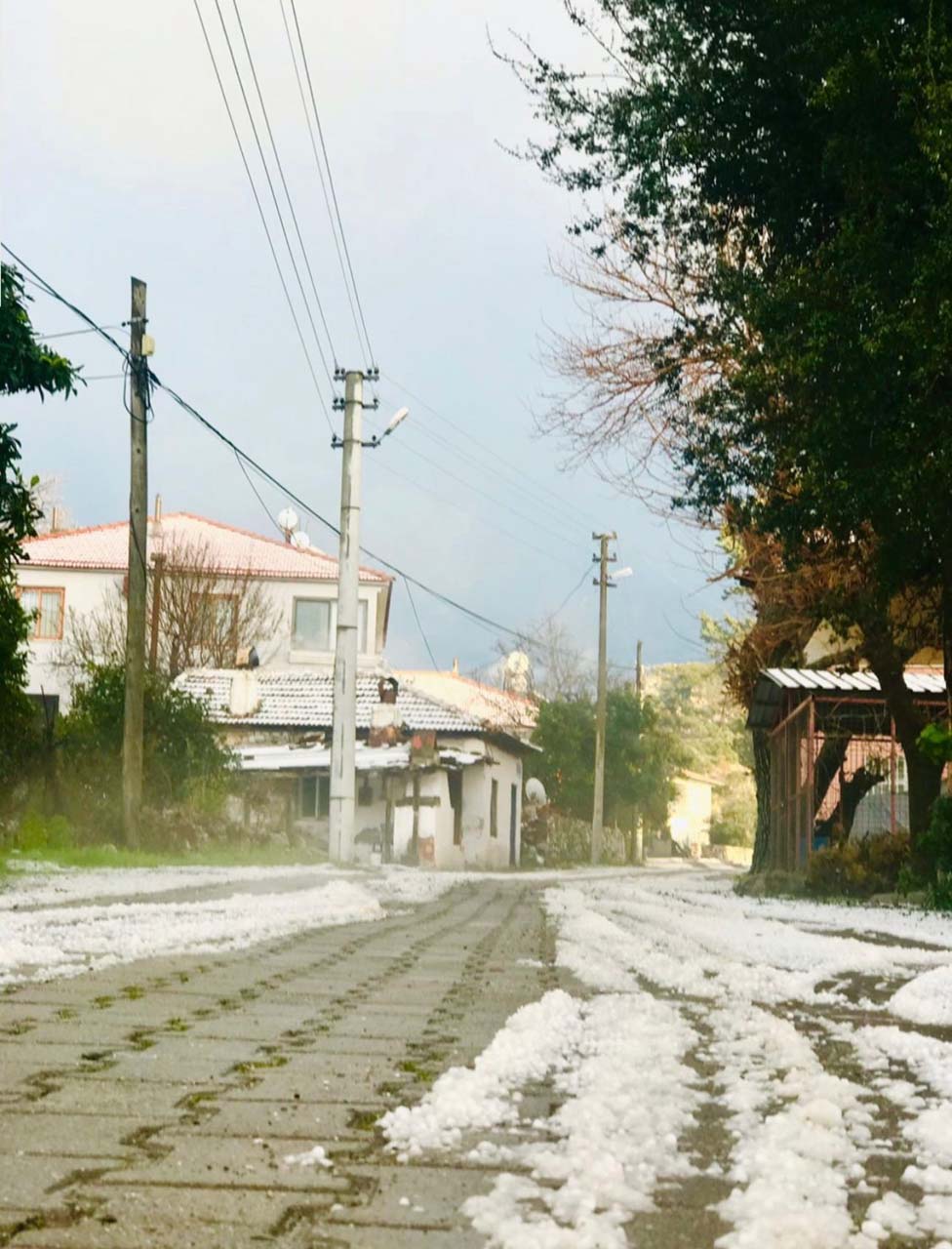 Marmaris'te dolu yağışı etkili oldu! Cadde ve sokaklar bembeyaz oldu 