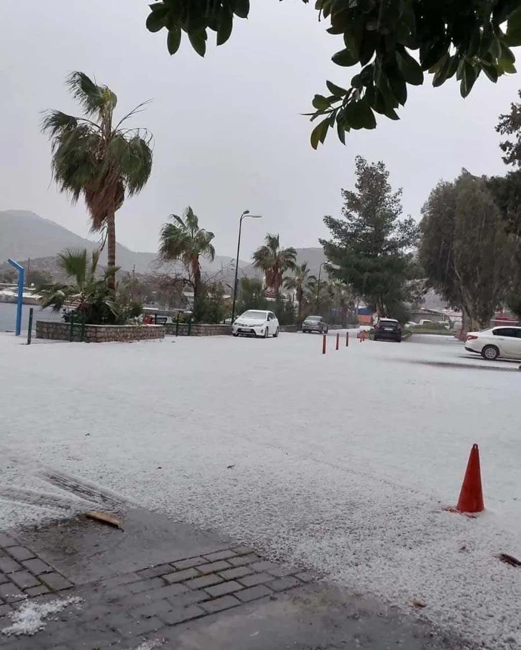 Marmaris'te dolu yağışı etkili oldu! Cadde ve sokaklar bembeyaz oldu 