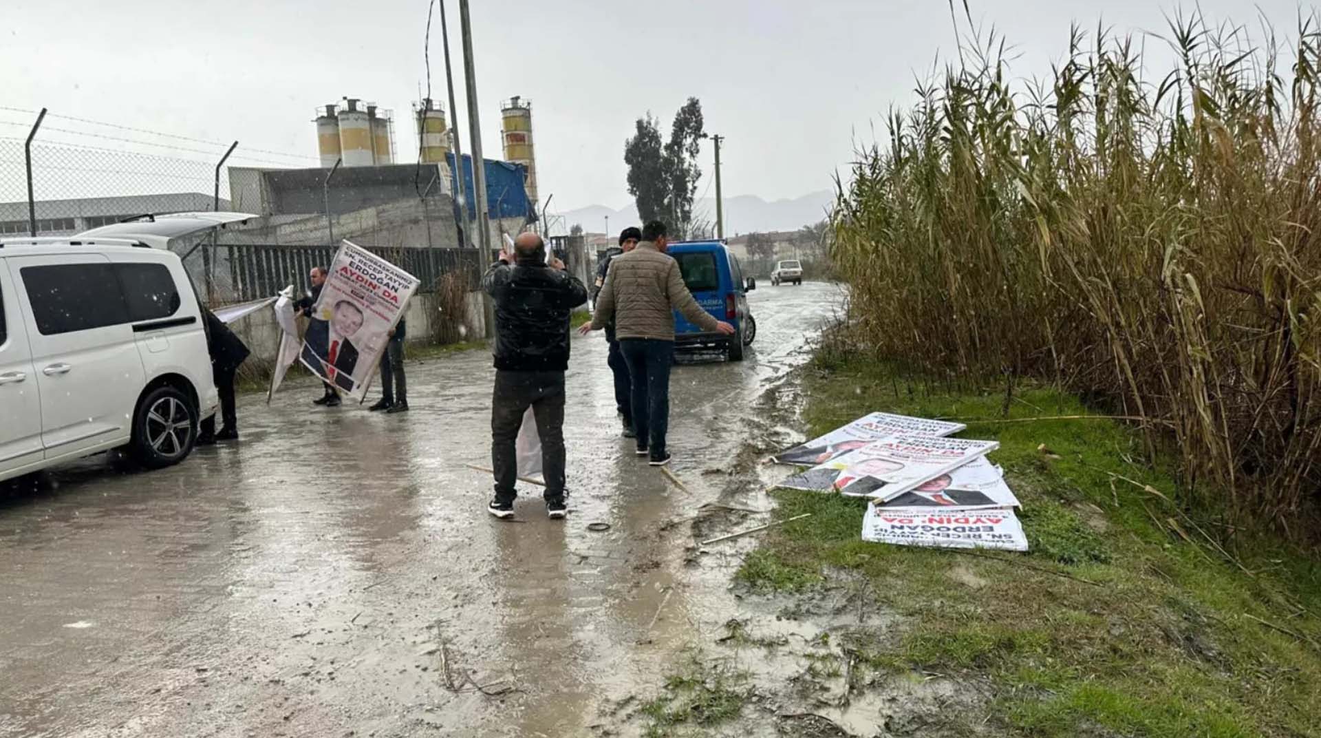 Aydın'da provokasyon! Cumhurbaşkanı Erdoğan'ın afişleri sökülüp dereye atıldı, AK Parti'den tepki geldi