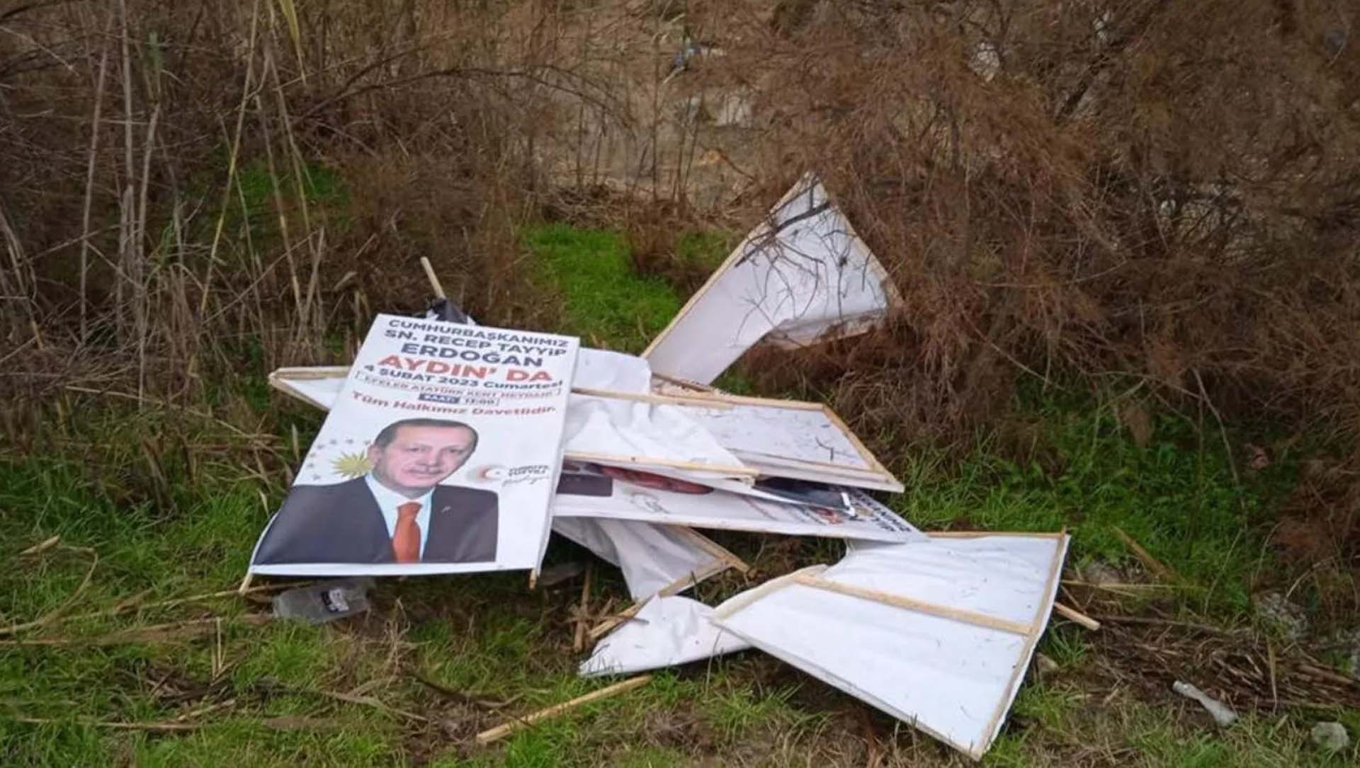 Aydın'da provokasyon! Cumhurbaşkanı Erdoğan'ın afişleri sökülüp dereye atıldı, AK Parti'den tepki geldi
