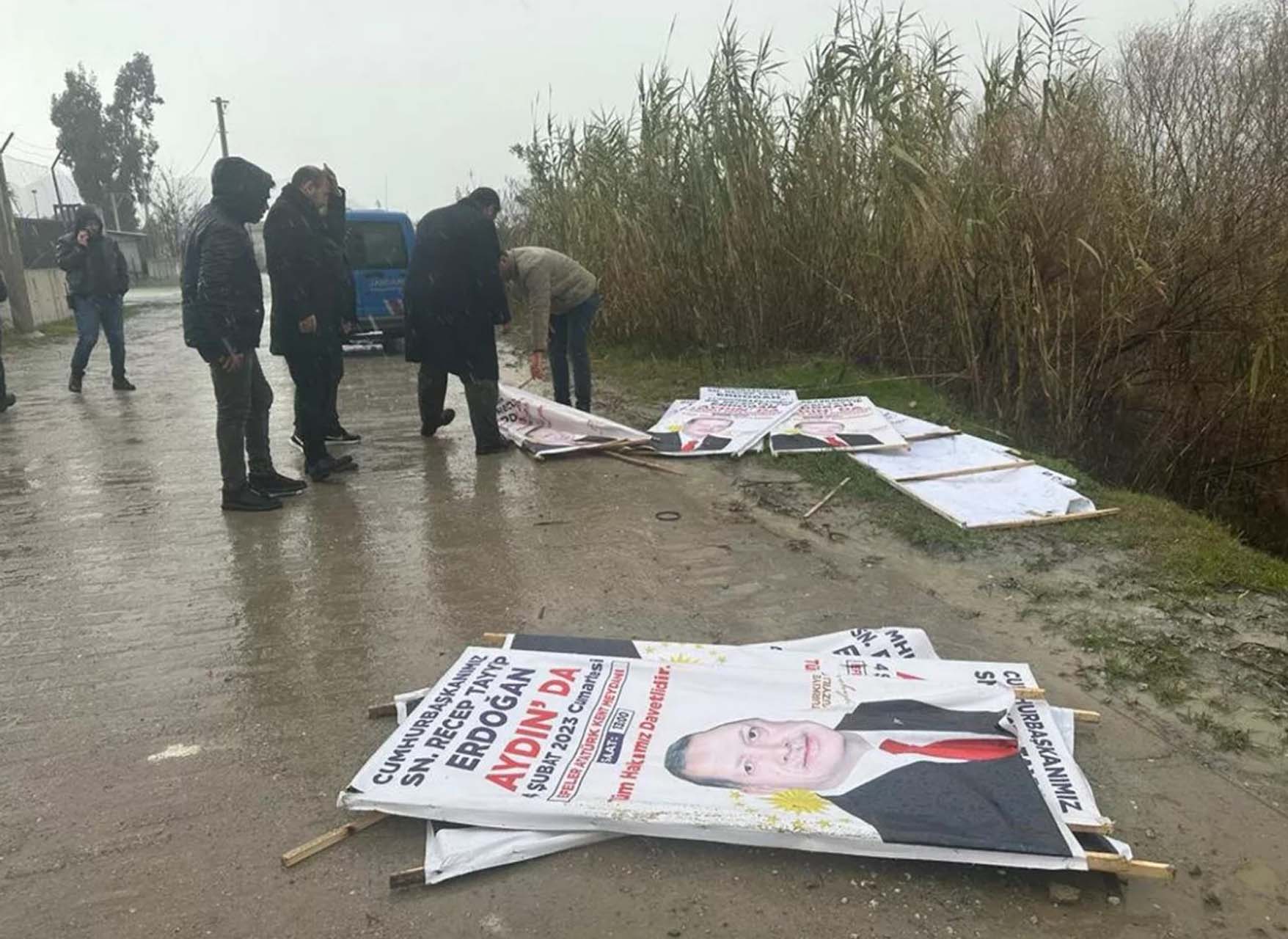 Aydın'da provokasyon! Cumhurbaşkanı Erdoğan'ın afişleri sökülüp dereye atıldı, AK Parti'den tepki geldi