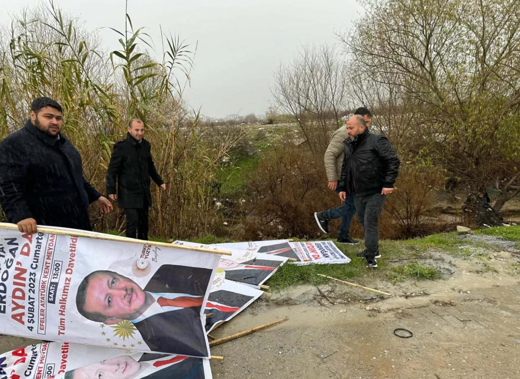 Aydın'da provokasyon! Cumhurbaşkanı Erdoğan'ın afişleri sökülüp dereye atıldı, AK Parti'den tepki geldi