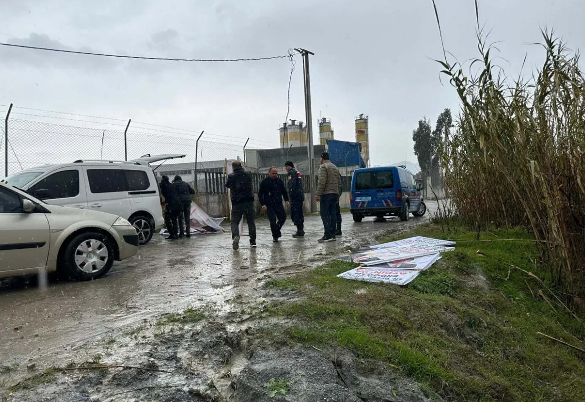 Aydın'da provokasyon! Cumhurbaşkanı Erdoğan'ın afişleri sökülüp dereye atıldı, AK Parti'den tepki geldi