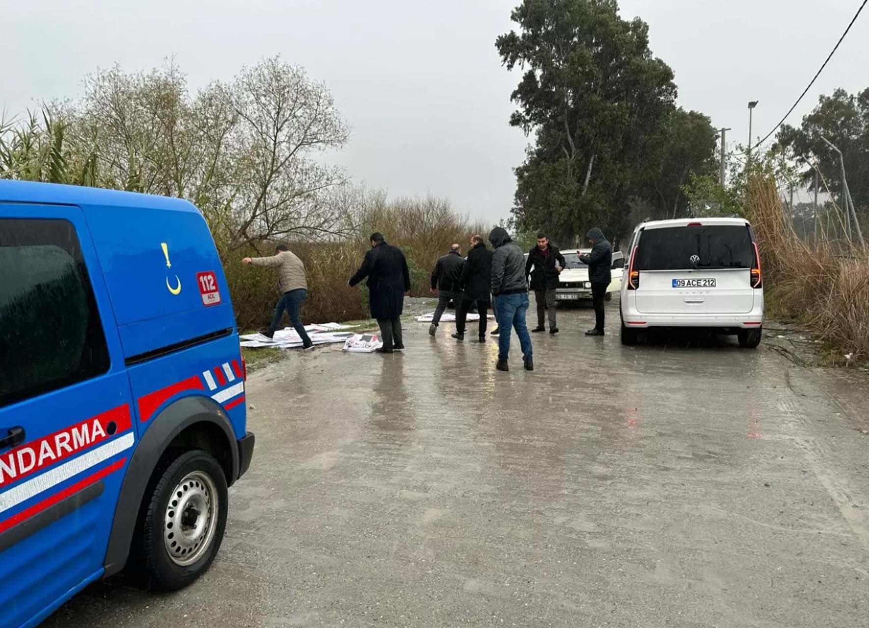 Aydın'da provokasyon! Cumhurbaşkanı Erdoğan'ın afişleri sökülüp dereye atıldı, AK Parti'den tepki geldi