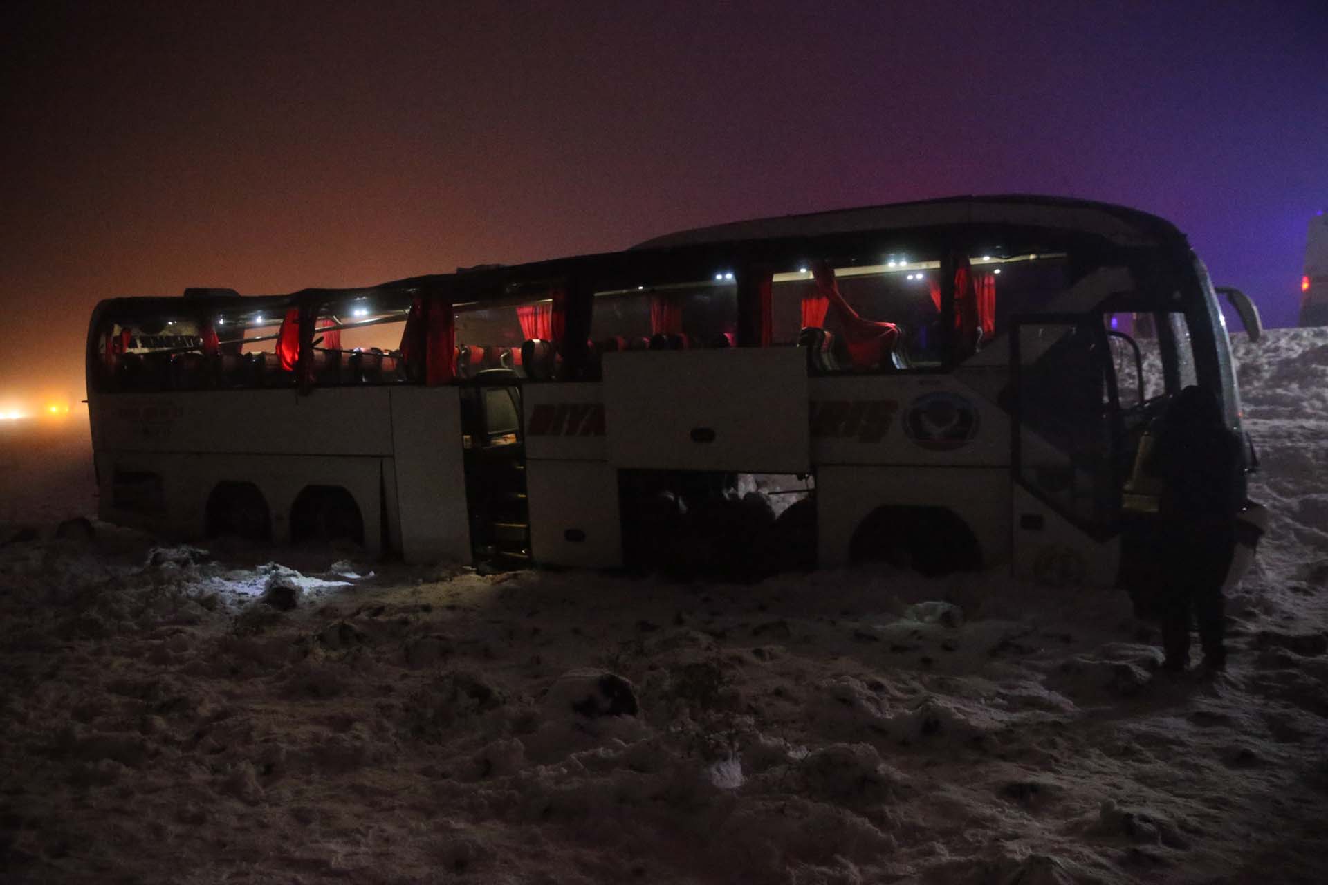 Son dakika | Diyarbakır'da yolcu otobüsü şarampole devrildi: Çok sayıda yaralı var