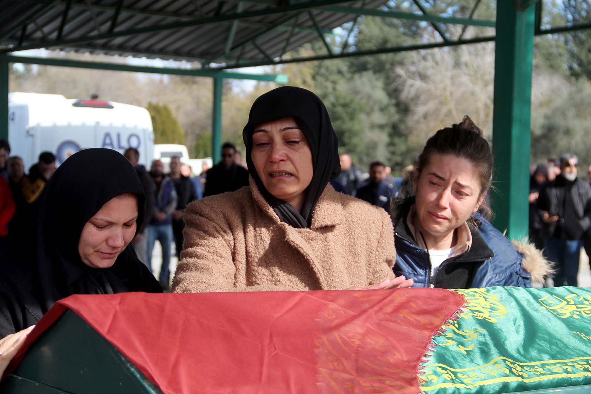 İki kez yakalandığı kansere bu kez yenik düştü! 17 yaşındaki Havva, Dünya Kanser Günü'nde toprağa verildi 