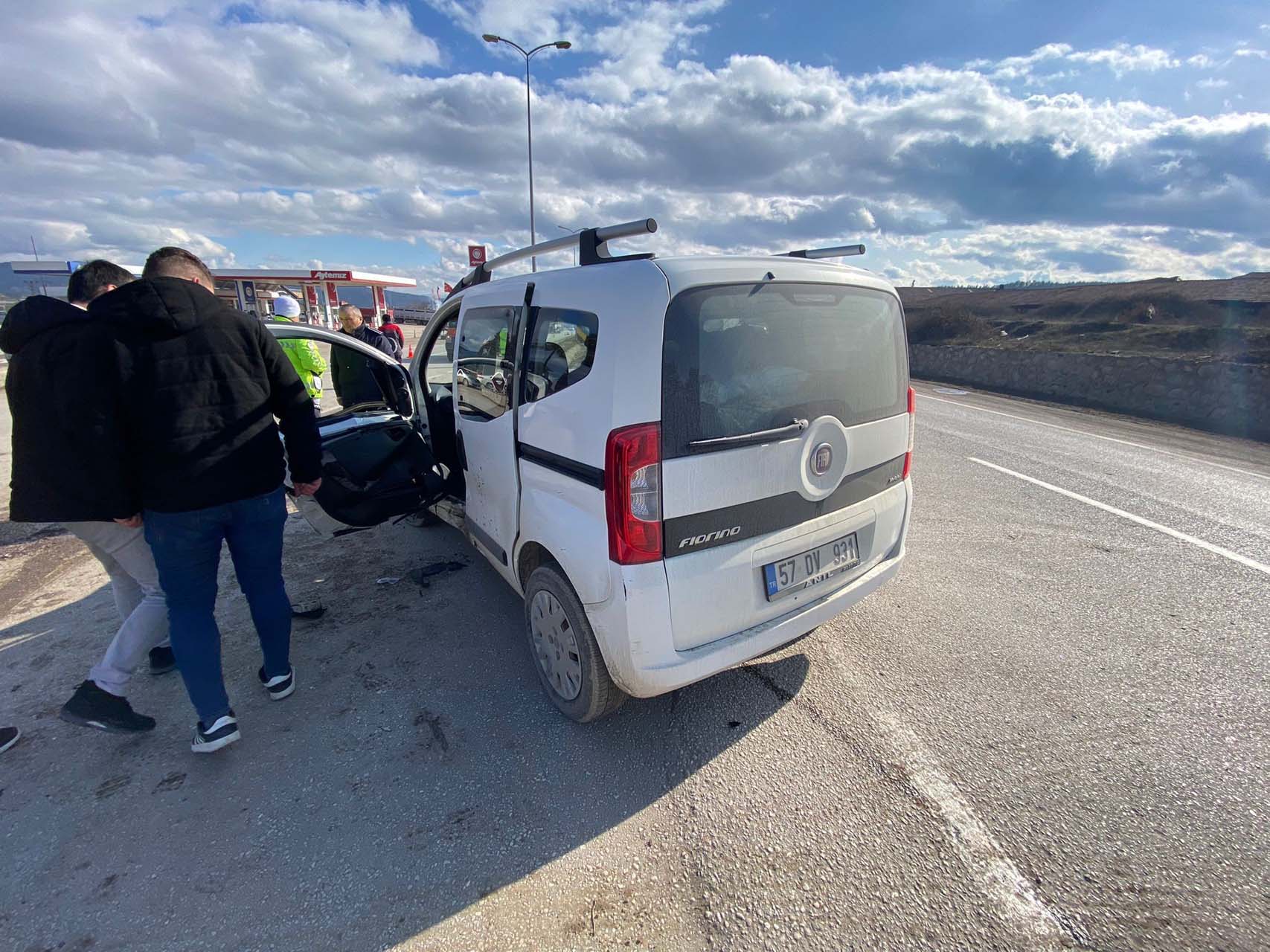 Sinop'ta feci kaza! İki araç kafa kafaya çarpıştı: 4'ü çocuk 10 yaralı 