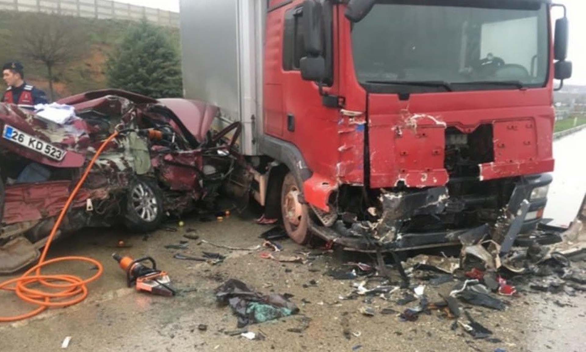 Bursa'nın Karacabey ilçesinde feci kaza! Otomobil, kamyona çarptı: 5 kişi öldü