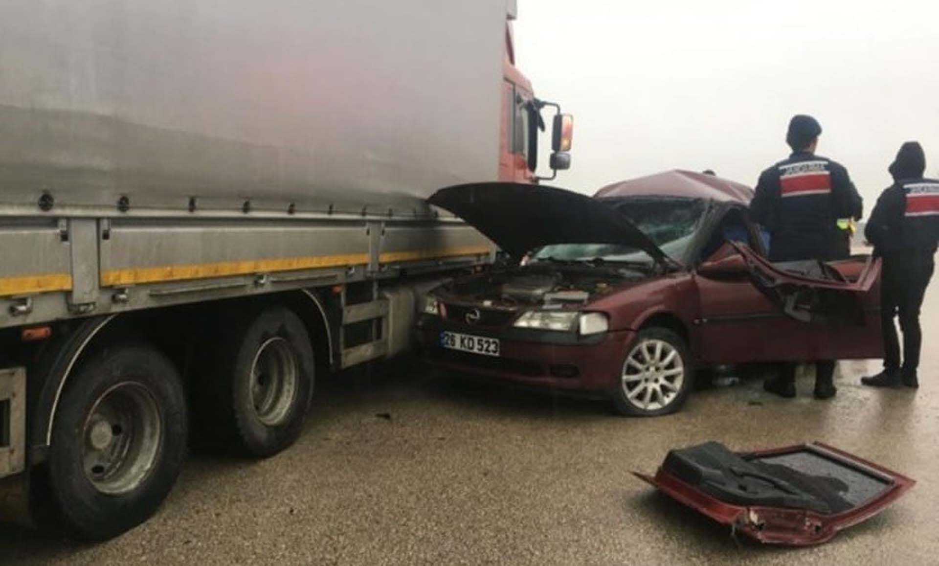 Bursa'nın Karacabey ilçesinde feci kaza! Otomobil, kamyona çarptı: 5 kişi öldü