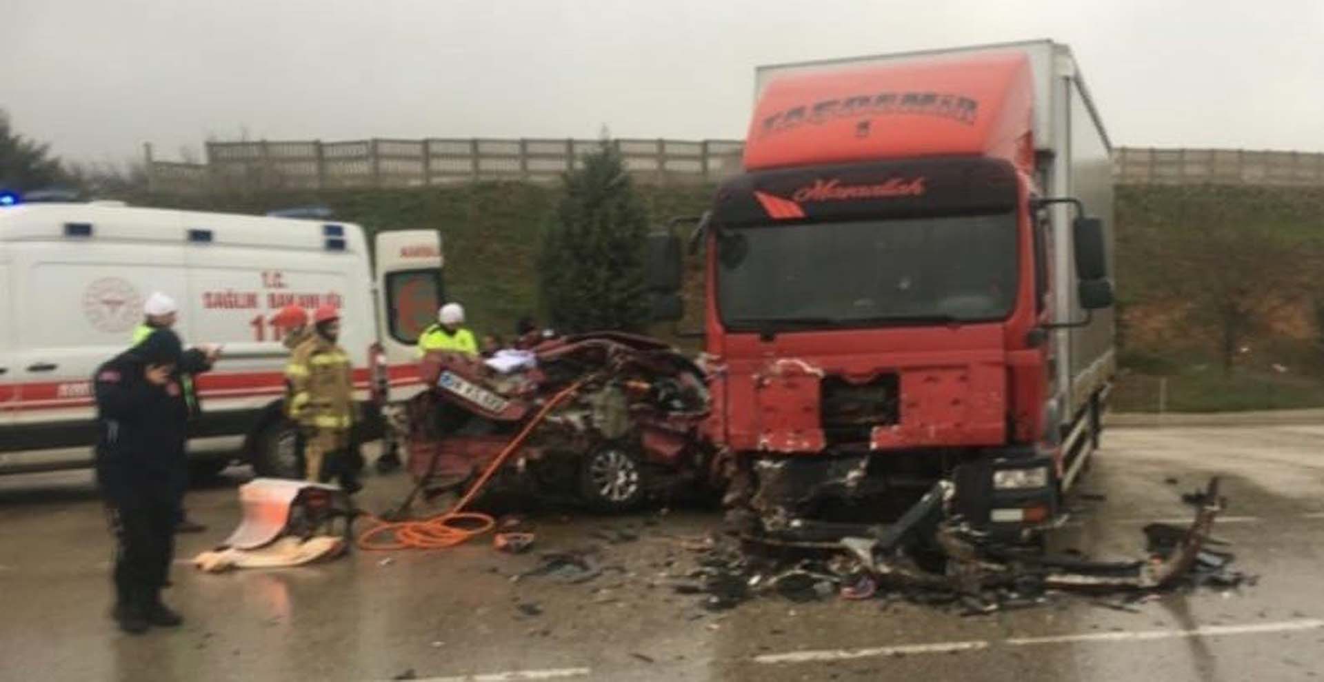 Bursa'nın Karacabey ilçesinde feci kaza! Otomobil, kamyona çarptı: 5 kişi öldü