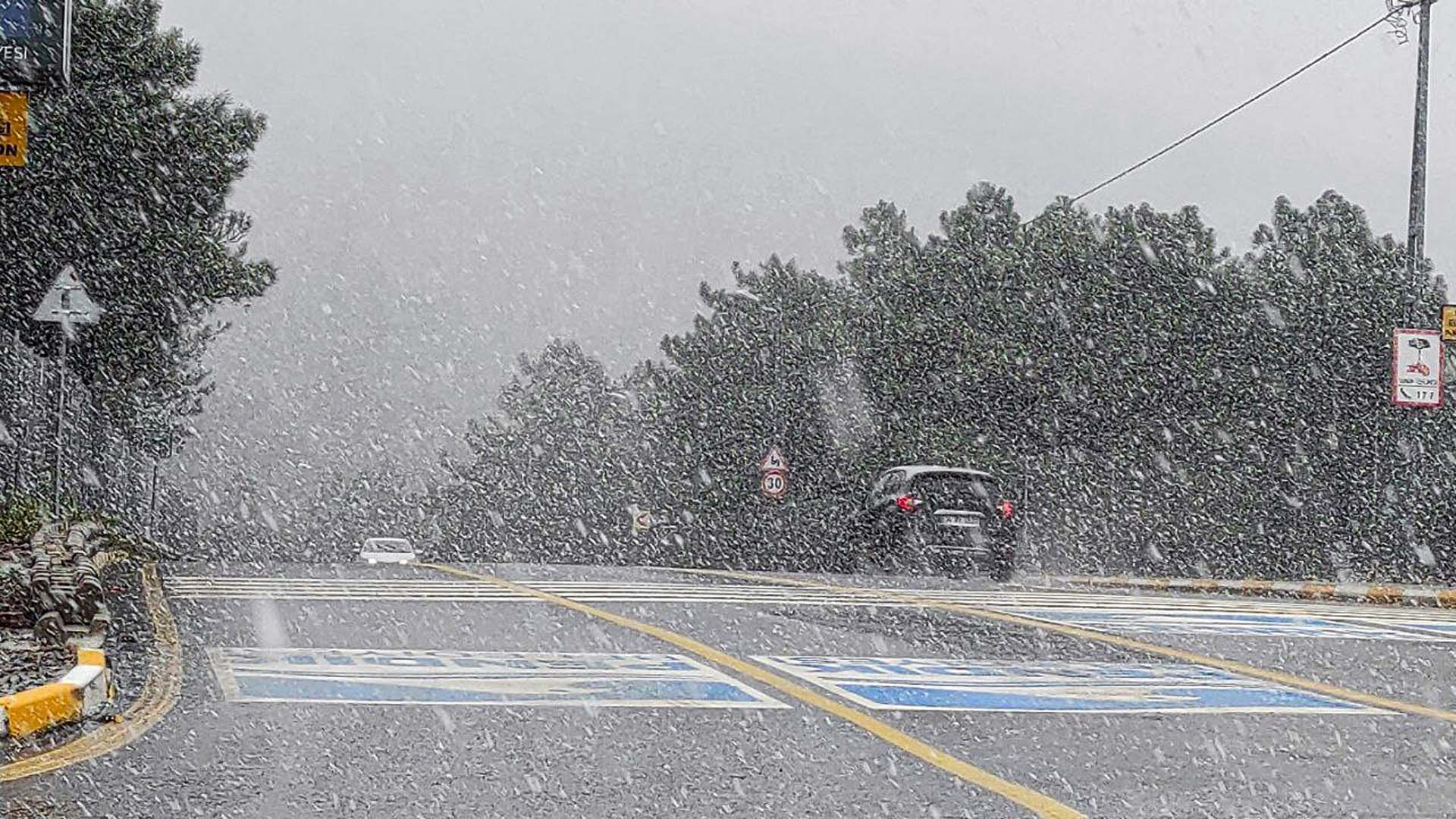 Ekrem İmamoğlu'dan kar yağışı uyarısı! Dışarı çıkmayın, toplu taşıma kullanın! 