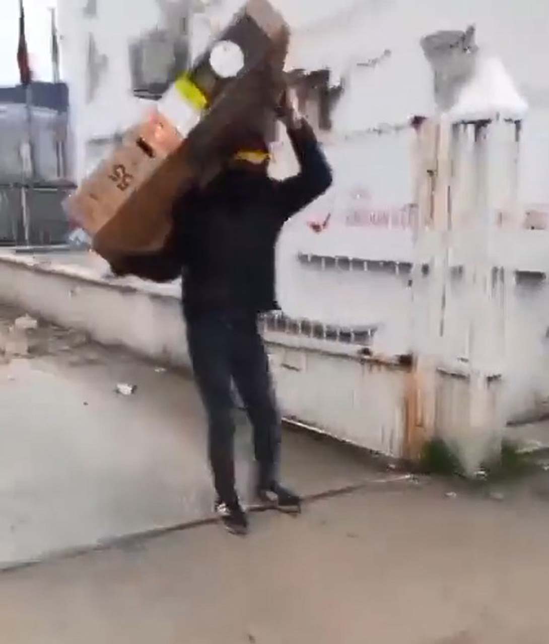 İnsanlığın öldüğü görüntüler! Vicdansızlar depremi fırsat bilip dükkanları yağmaladı! 