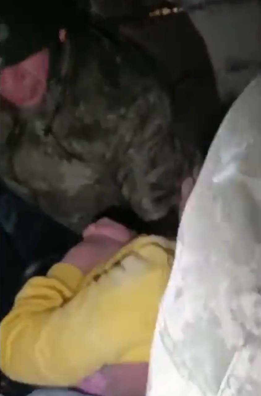 Askerlerin enkazdan çıkardığı küçük kız yürekleri dağladı: Annemi de kurtarın