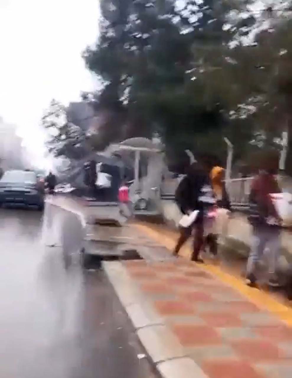 İnsanlığın öldüğü görüntüler! Vicdansızlar depremi fırsat bilip dükkanları yağmaladı! 