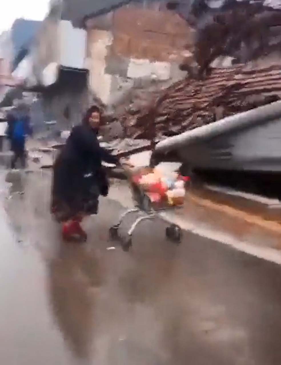 İnsanlığın öldüğü görüntüler! Vicdansızlar depremi fırsat bilip dükkanları yağmaladı! 