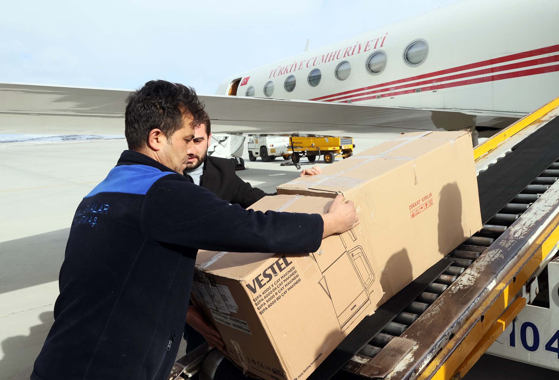 Cumhurbaşkanlığı 2 uçağını arama kurtarma ve sağlık ekiplerine tahsis etti. Bölgeye tıbbi destek gönderiliyor!