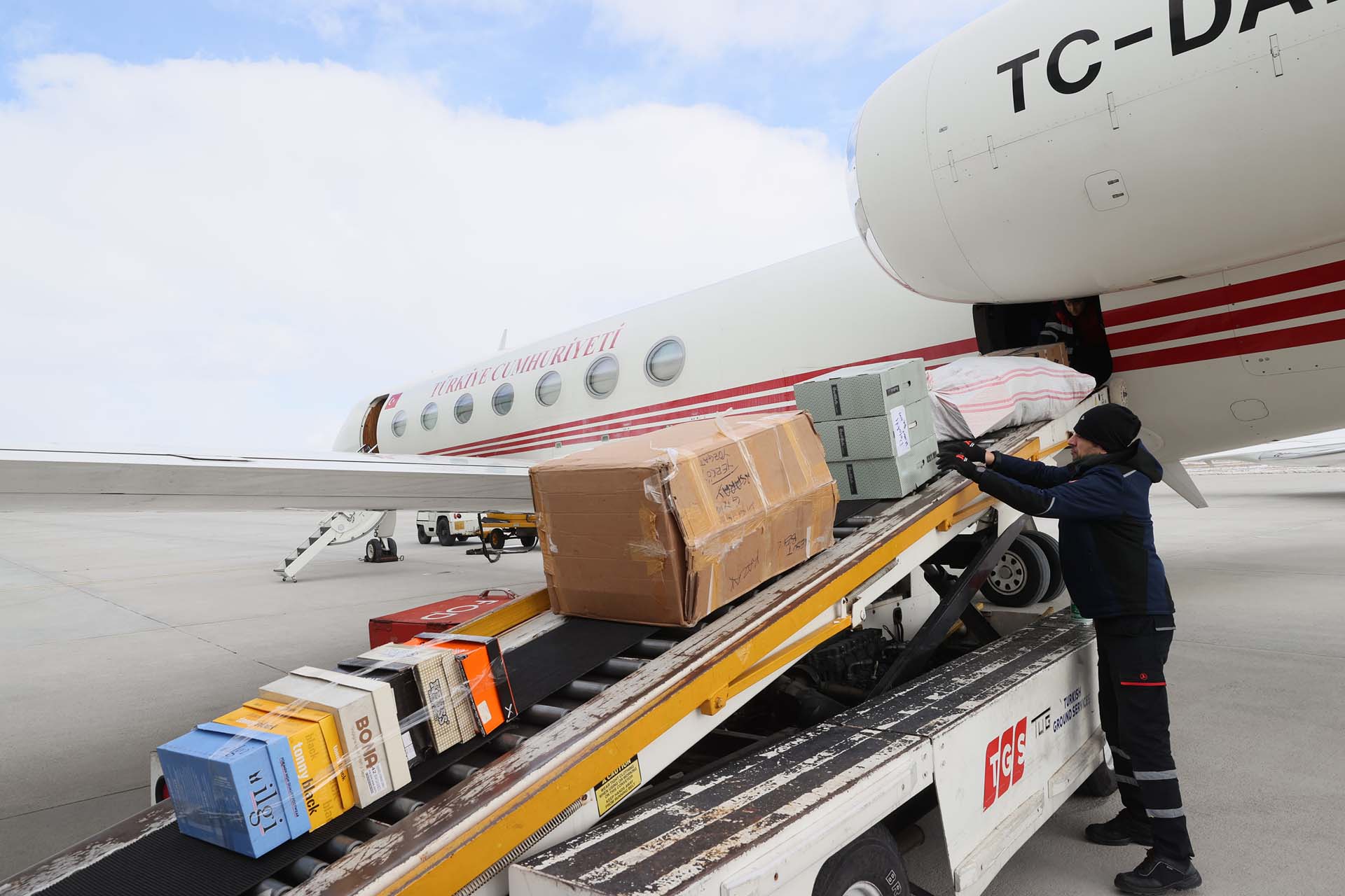 Cumhurbaşkanlığı 2 uçağını arama kurtarma ve sağlık ekiplerine tahsis etti. Bölgeye tıbbi destek gönderiliyor!