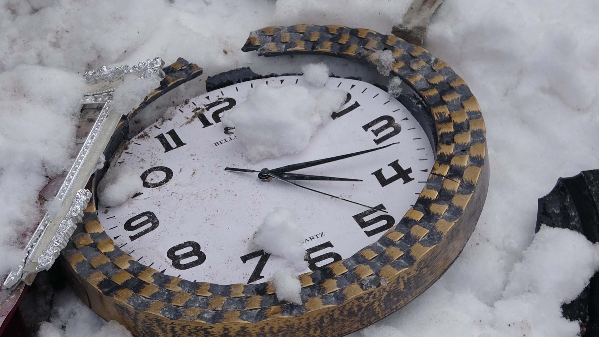 Enkaz altında kalan duvar saatinde acı detay! Saat 04.17'de durmuş! 