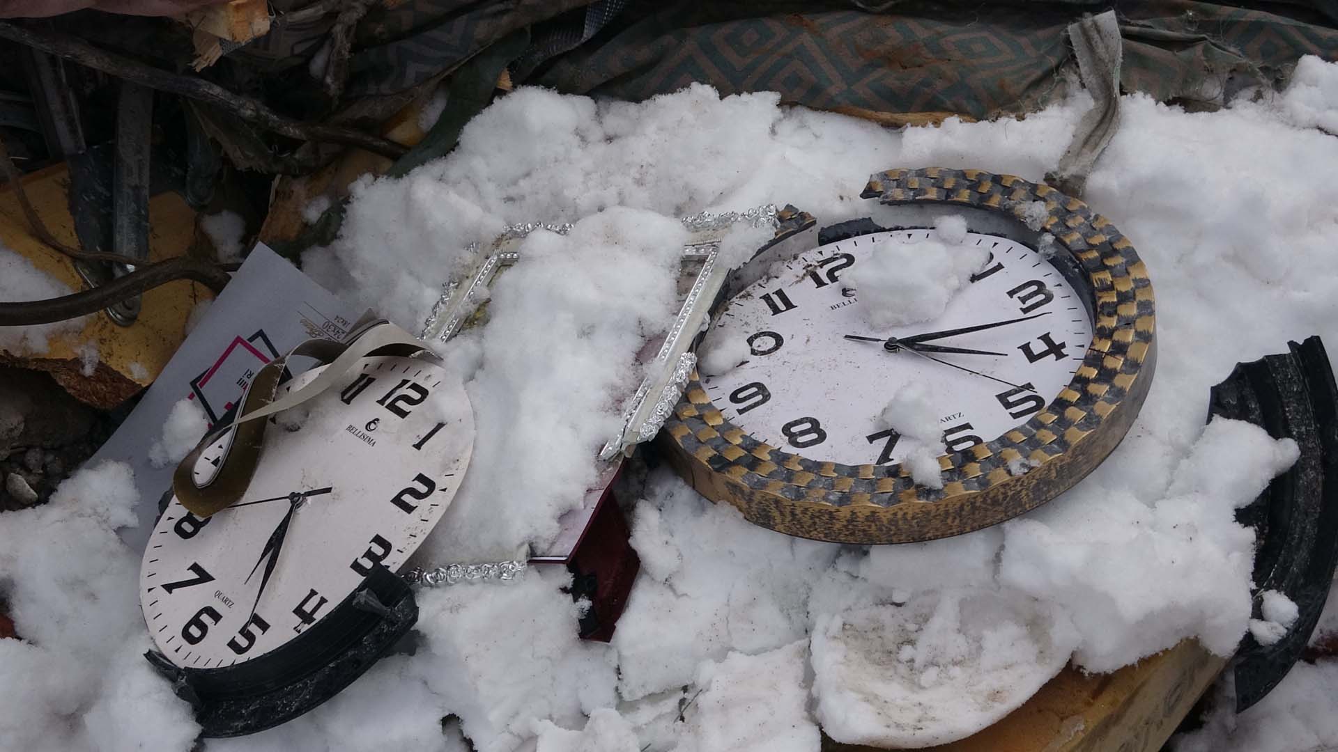 Enkaz altında kalan duvar saatinde acı detay! Saat 04.17'de durmuş! 