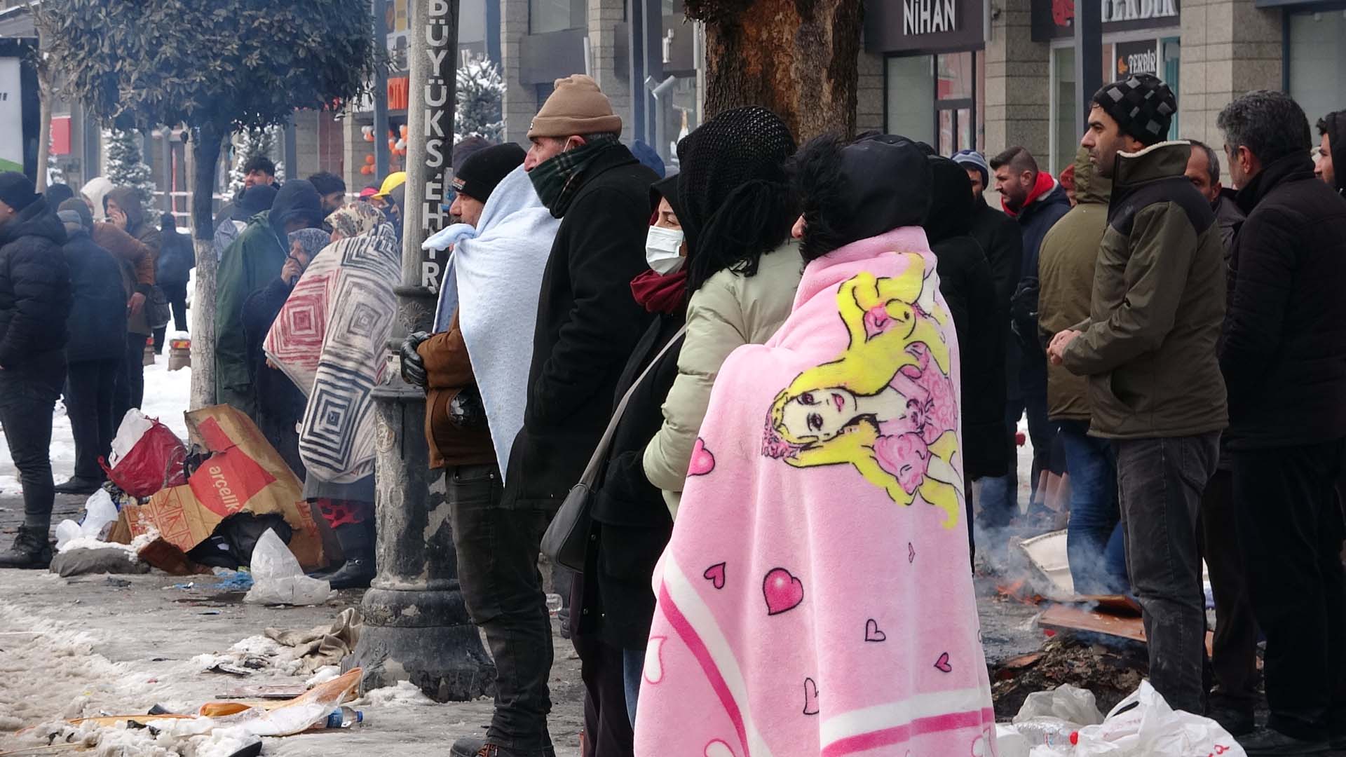 Enkaz altında kalan duvar saatinde acı detay! Saat 04.17'de durmuş! 