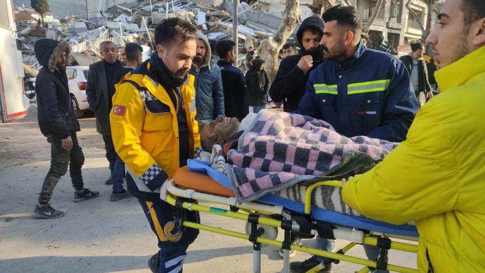 Hatay'dan 3 güzel haber: 3 kişi enkazdan sağ çıkarıldı