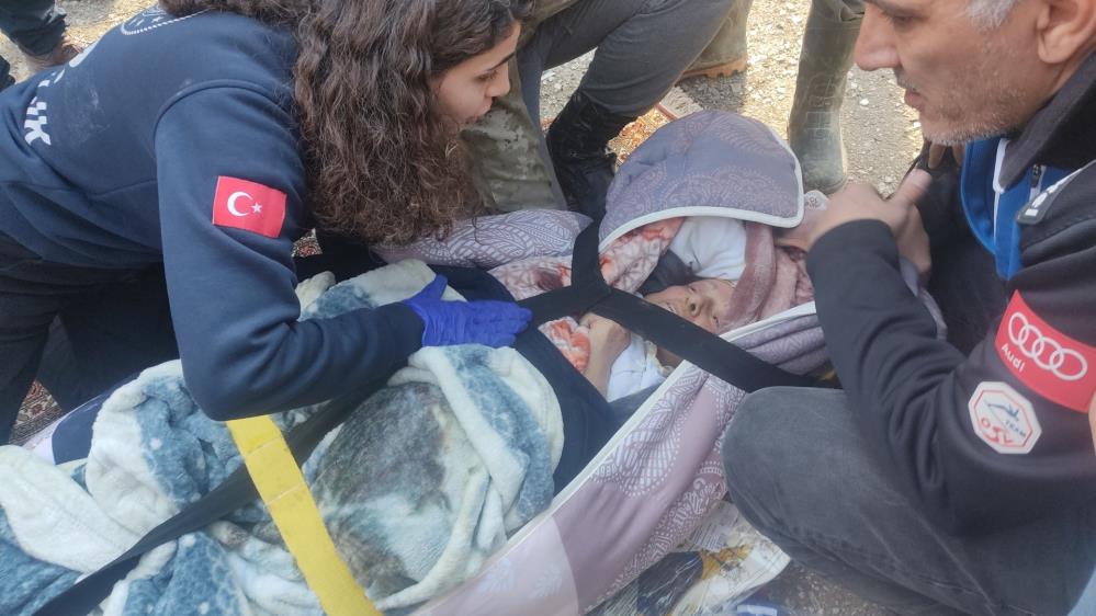 Hatay'dan 3 güzel haber: 3 kişi enkazdan sağ çıkarıldı