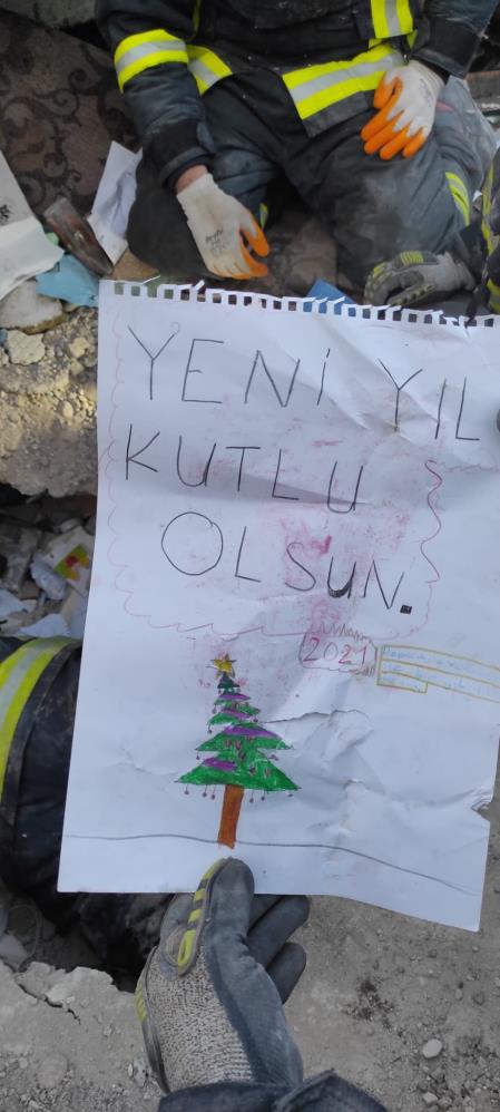 Enkazdan çıkan resim yürekleri burktu: Yeni yıl kutlu olsun, depremsiz bir yıl diliyorum