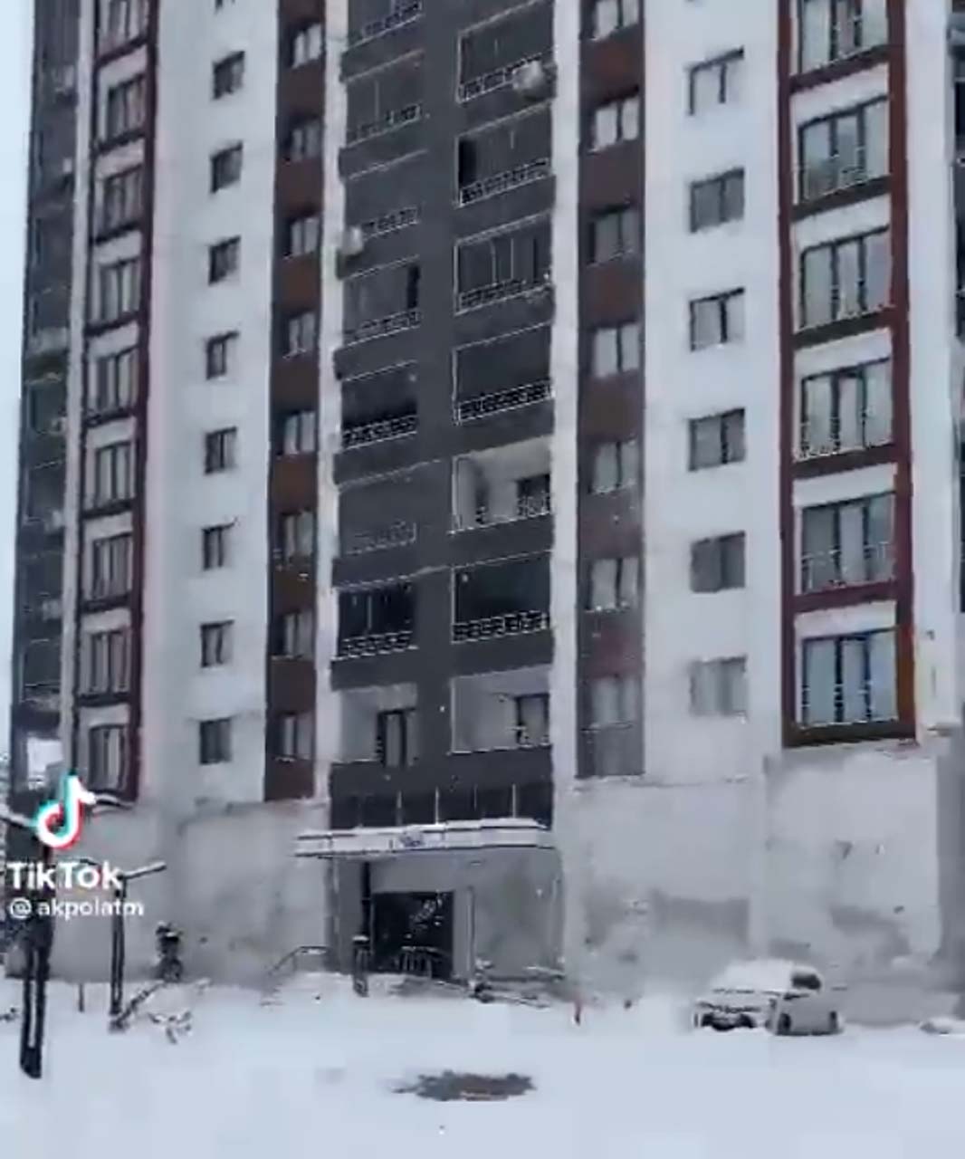 Güya deprem yönetmeliğine uygun yapılmış! Malatya'daki yeni bina depremde yerle bir oldu