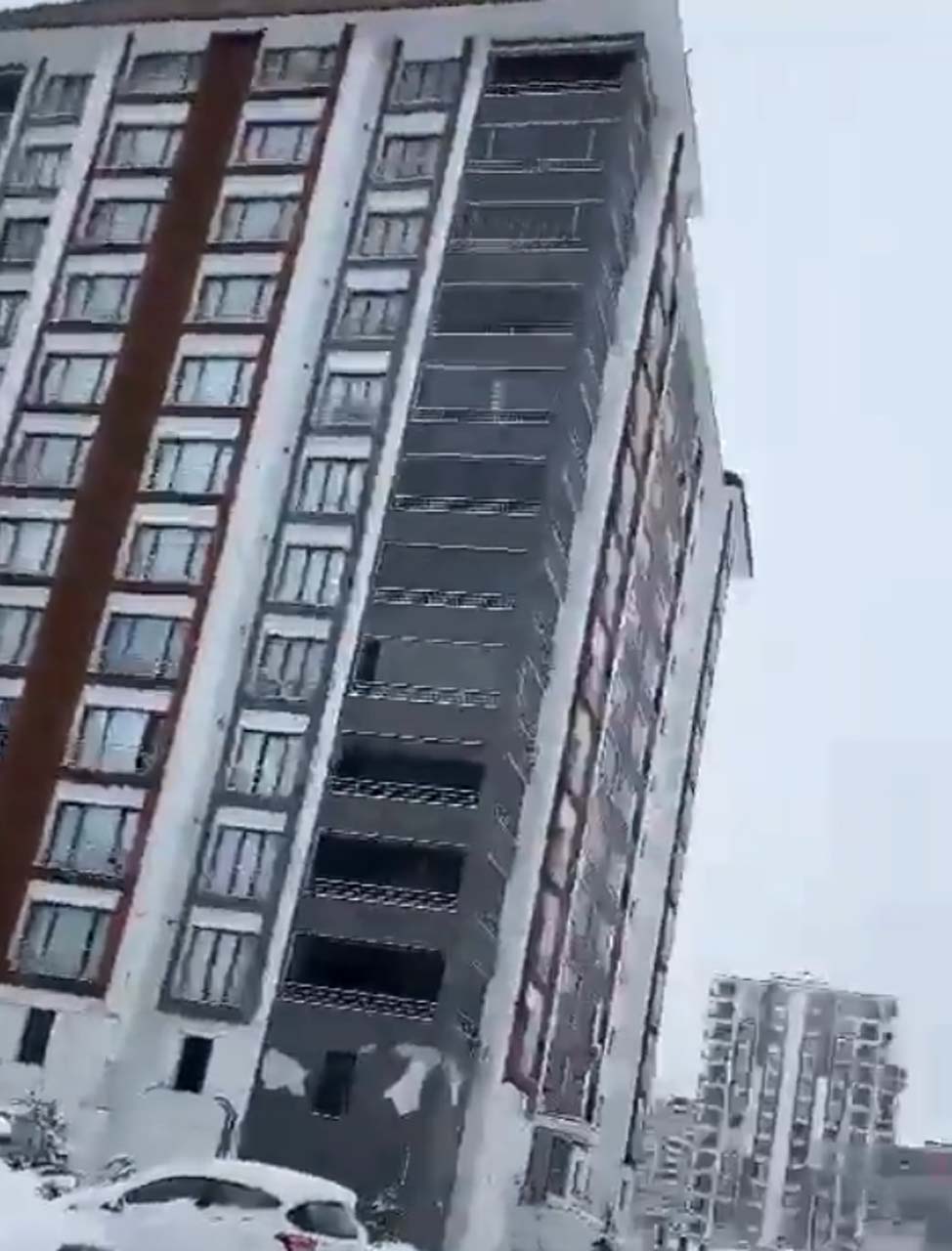Güya deprem yönetmeliğine uygun yapılmış! Malatya'daki yeni bina depremde yerle bir oldu
