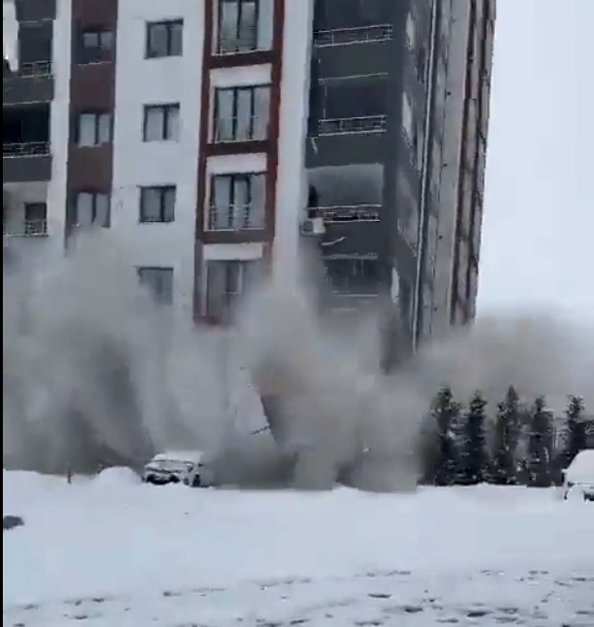Güya deprem yönetmeliğine uygun yapılmış! Malatya'daki yeni bina depremde yerle bir oldu