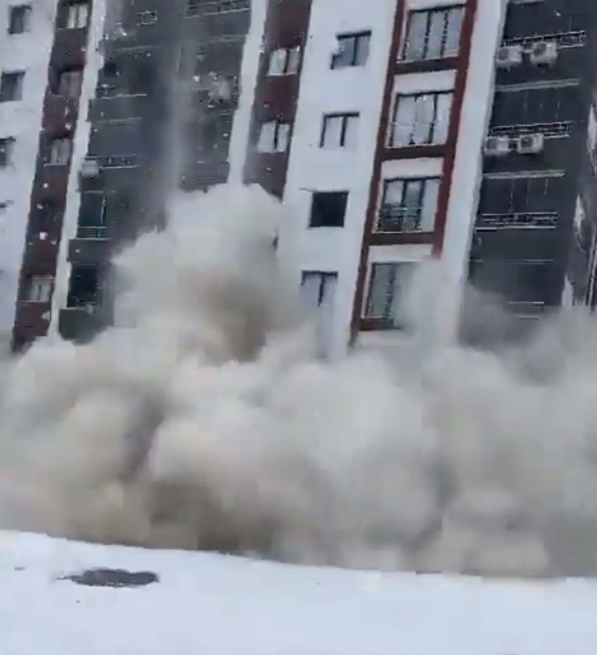Güya deprem yönetmeliğine uygun yapılmış! Malatya'daki yeni bina depremde yerle bir oldu