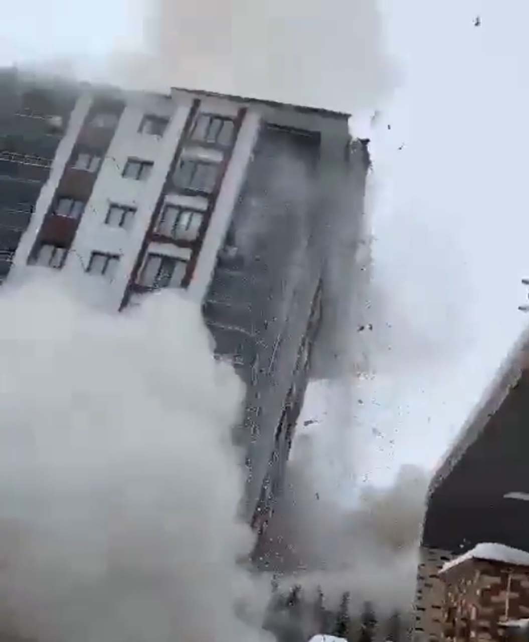 Güya deprem yönetmeliğine uygun yapılmış! Malatya'daki yeni bina depremde yerle bir oldu