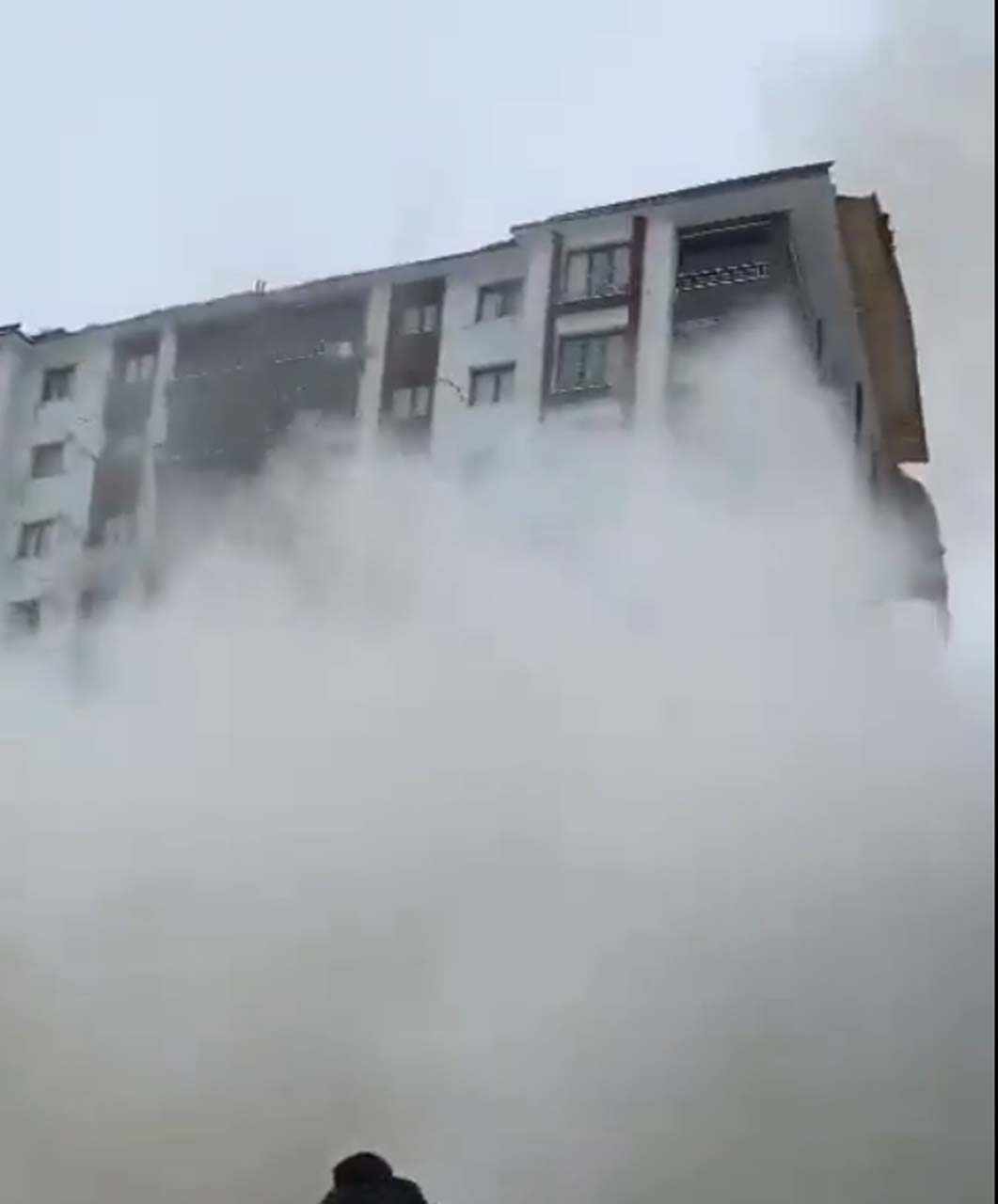 Güya deprem yönetmeliğine uygun yapılmış! Malatya'daki yeni bina depremde yerle bir oldu