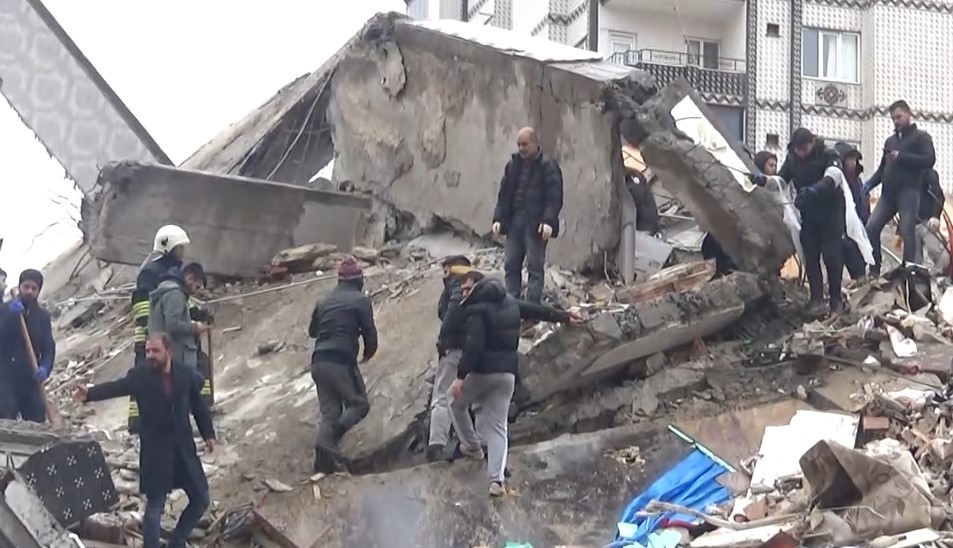 Böyle fırsatçılık görülmedi! Boş evlere girerek değerli eşyaları çalmaya çalıştılar