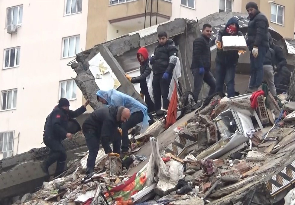 Böyle fırsatçılık görülmedi! Boş evlere girerek değerli eşyaları çalmaya çalıştılar