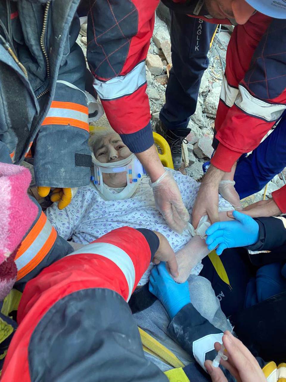 Malatya'da mucize kurtuluş: 84 yaşındaki Fatma teyze, 62 saat sonra enkazdan çıkarıldı 