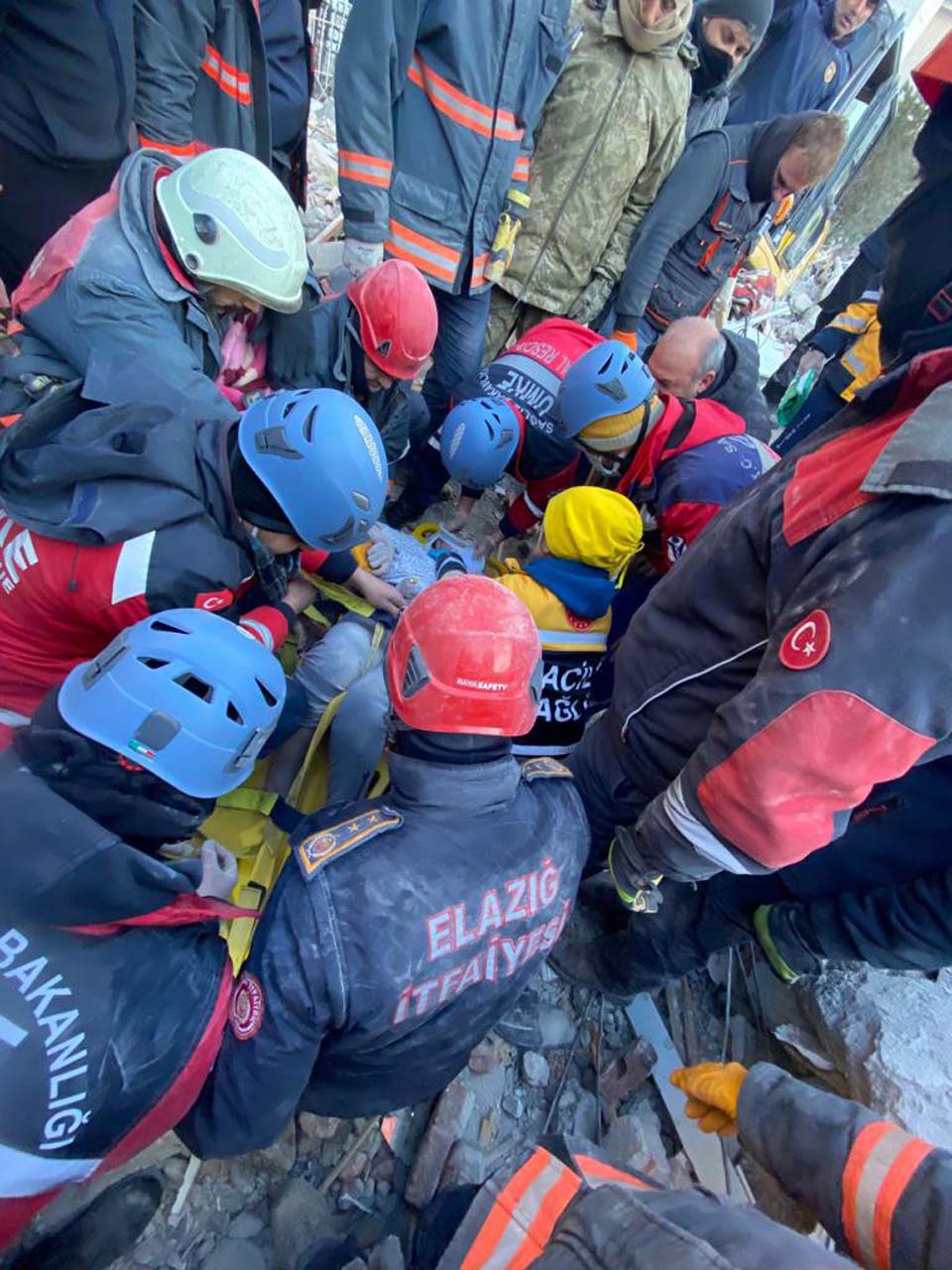 Malatya'da mucize kurtuluş: 84 yaşındaki Fatma teyze, 62 saat sonra enkazdan çıkarıldı 