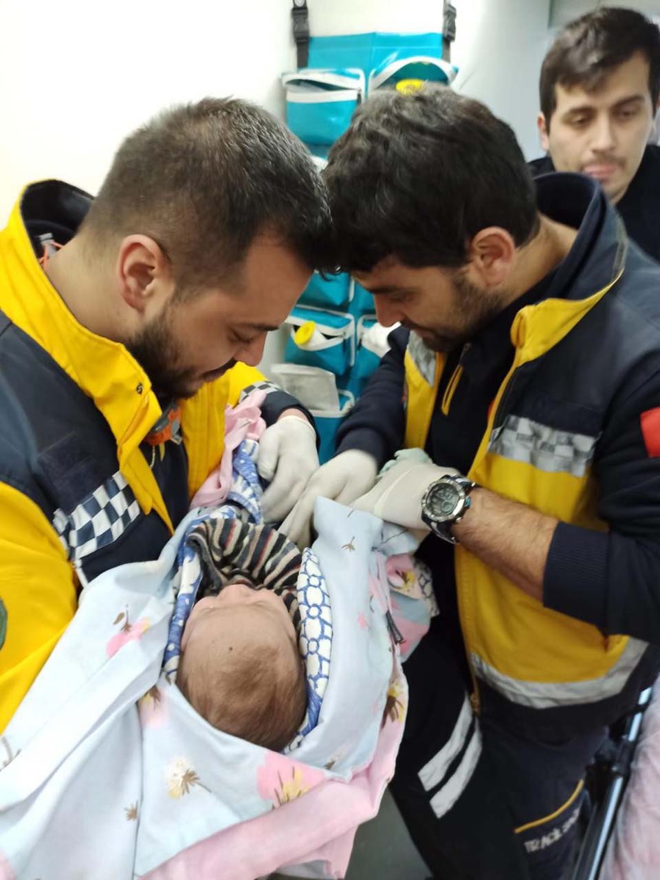 Hatay'da mucize: Annesinin enkaz altında emzirdiği 6 aylık bebekten güzel haber 