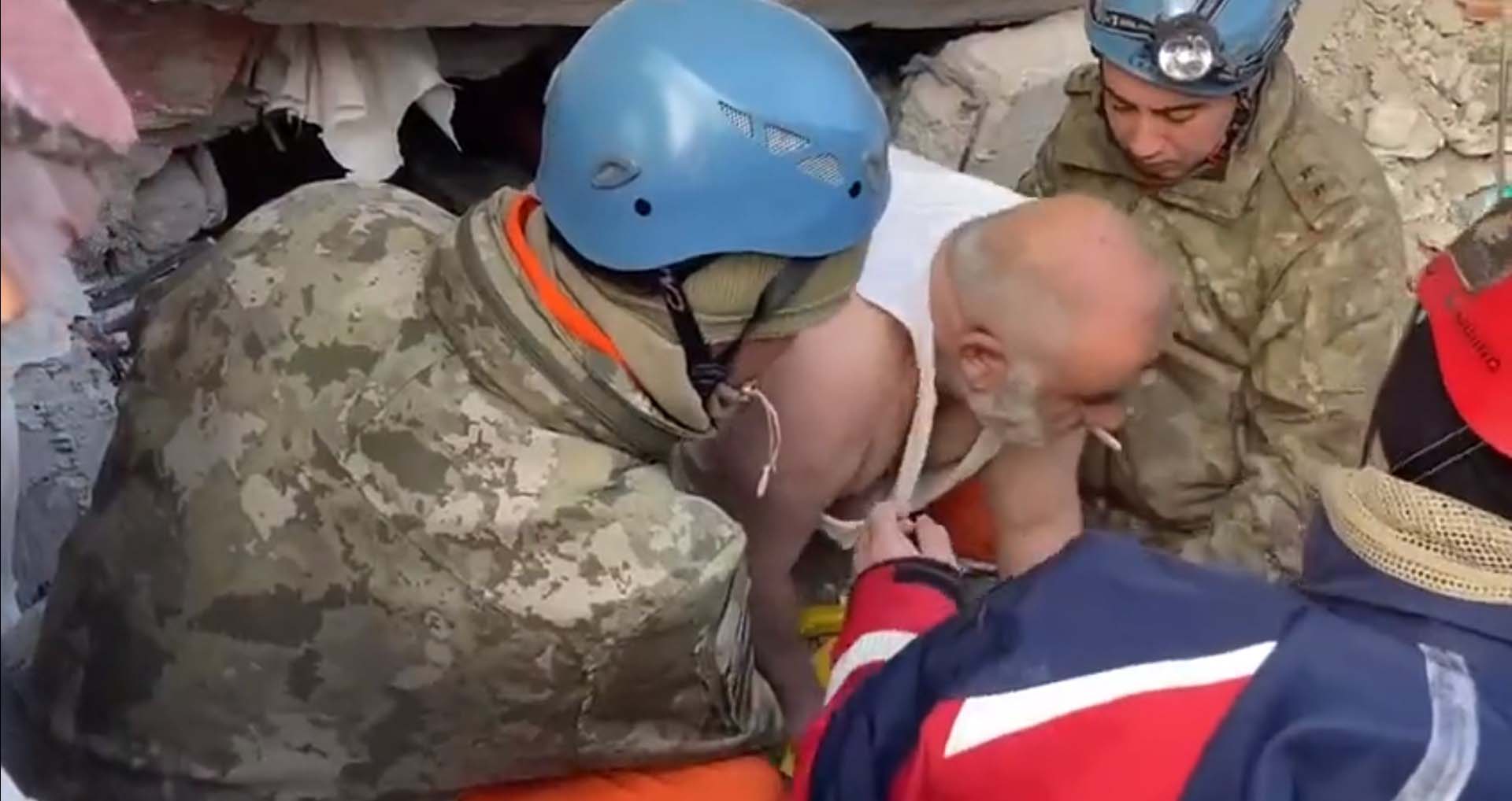 Elindeki sigarayı bırakmadı! Deprem'den sağ kurtulan adam işte böyle çıktı!