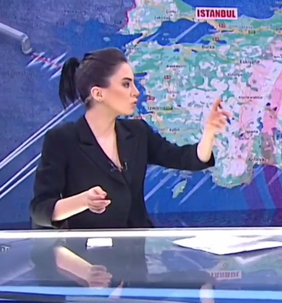 Spiker Dilara Gönder'den deprem isyanı! Elindeki kağıtları fırlattı: 99’da yeteri kadar ölüm olmadı mı o ders için? Bu da mı ders olsun bize