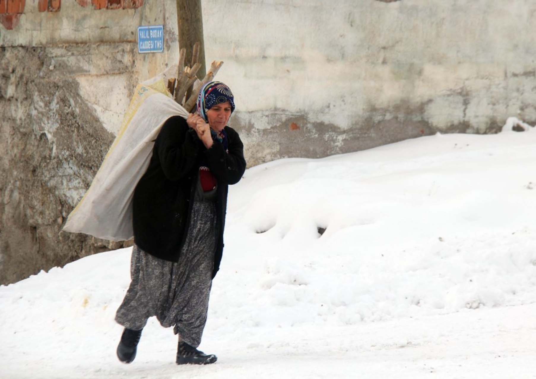 Türkiye tek yürek! Sivas'ta gönüllü kadınlar depremzedeler için ekmek yaptı!
