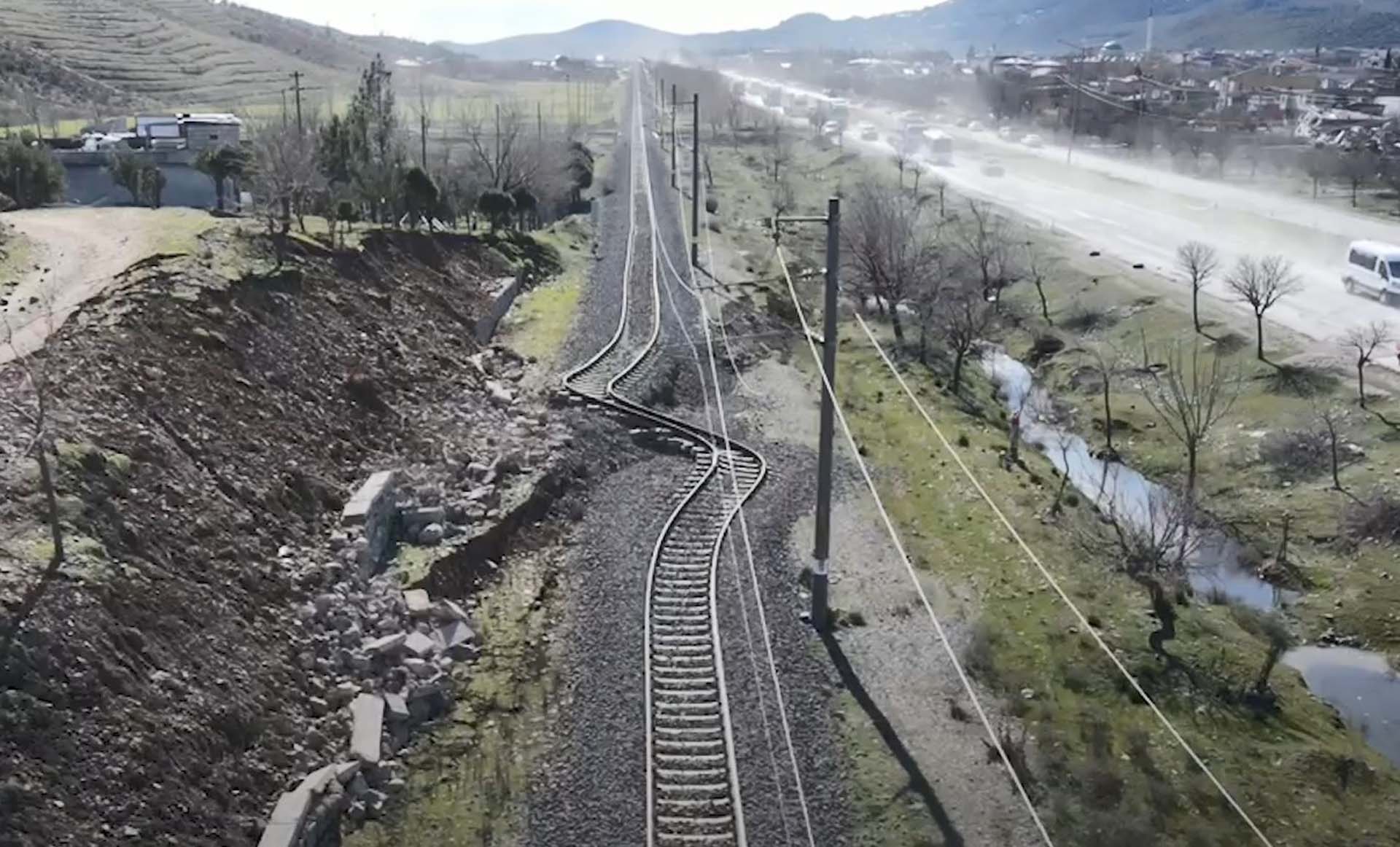 Kahramanmaraş depremi rayları büktü! Görenler gözlerine inanamadı! 
