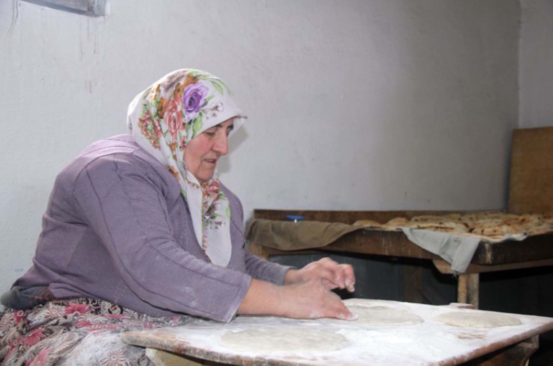 Türkiye tek yürek! Sivas'ta gönüllü kadınlar depremzedeler için ekmek yaptı!