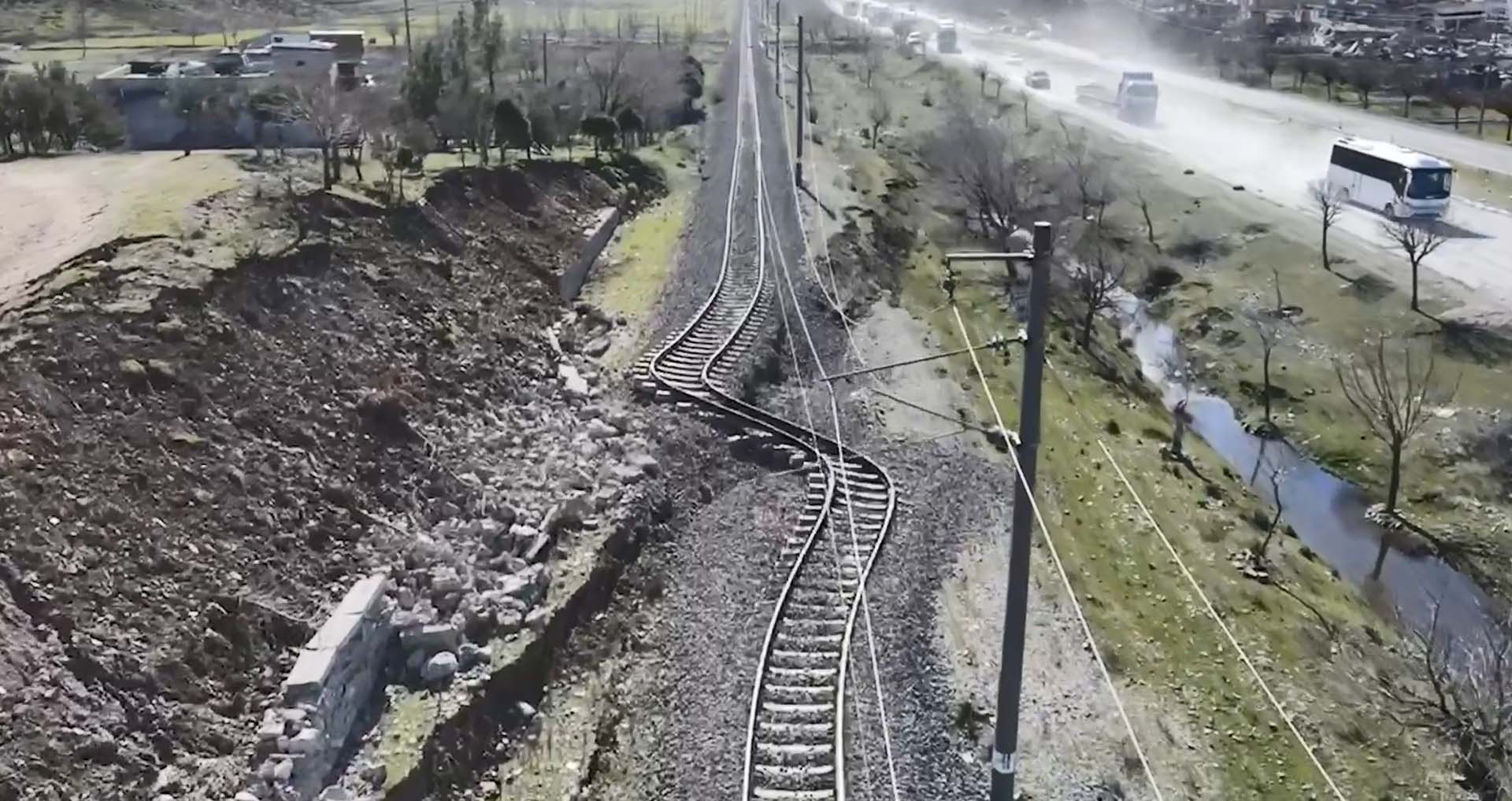 Kahramanmaraş depremi rayları büktü! Görenler gözlerine inanamadı! 