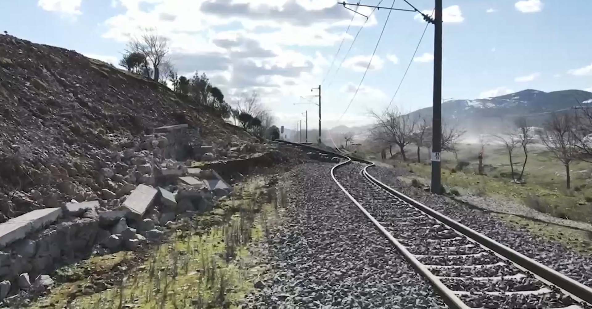 Kahramanmaraş depremi rayları büktü! Görenler gözlerine inanamadı! 