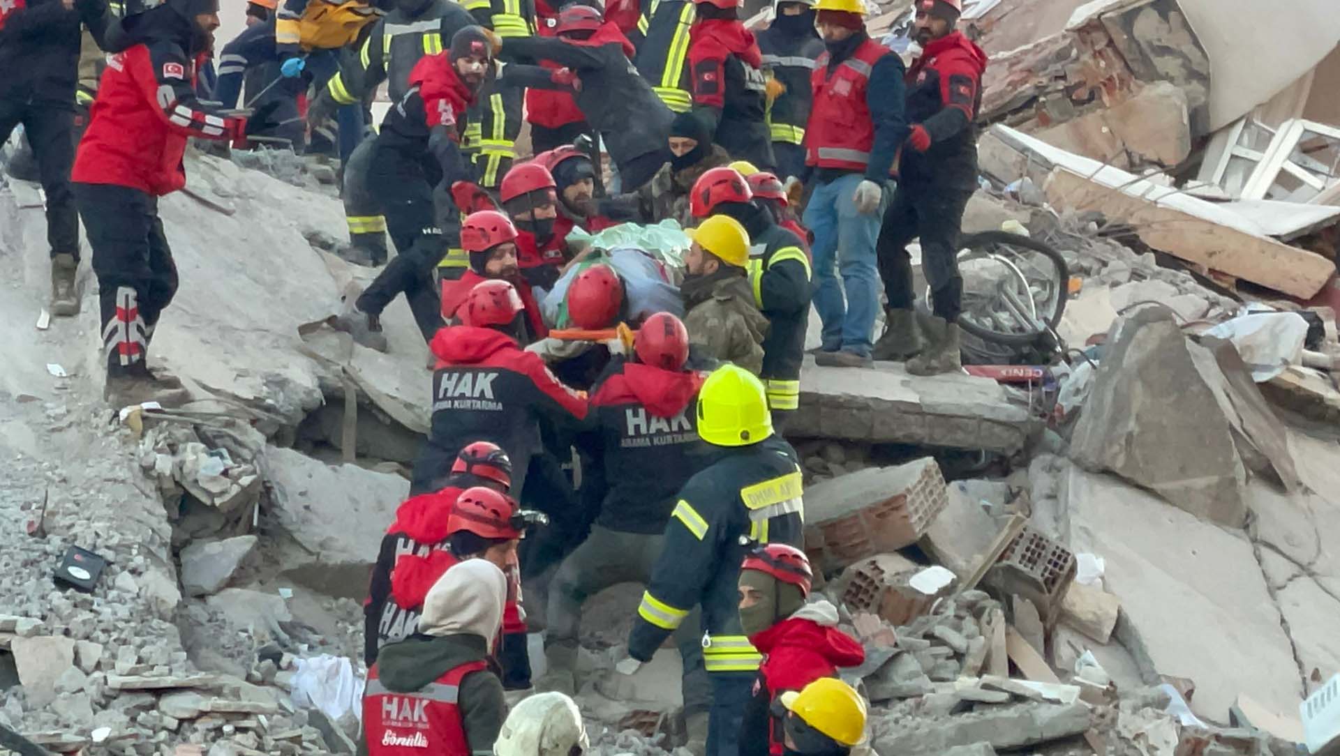 Depremde mucize: Gaziantep'te 3 kişi enkazdan sağ olarak çıkarıldı 