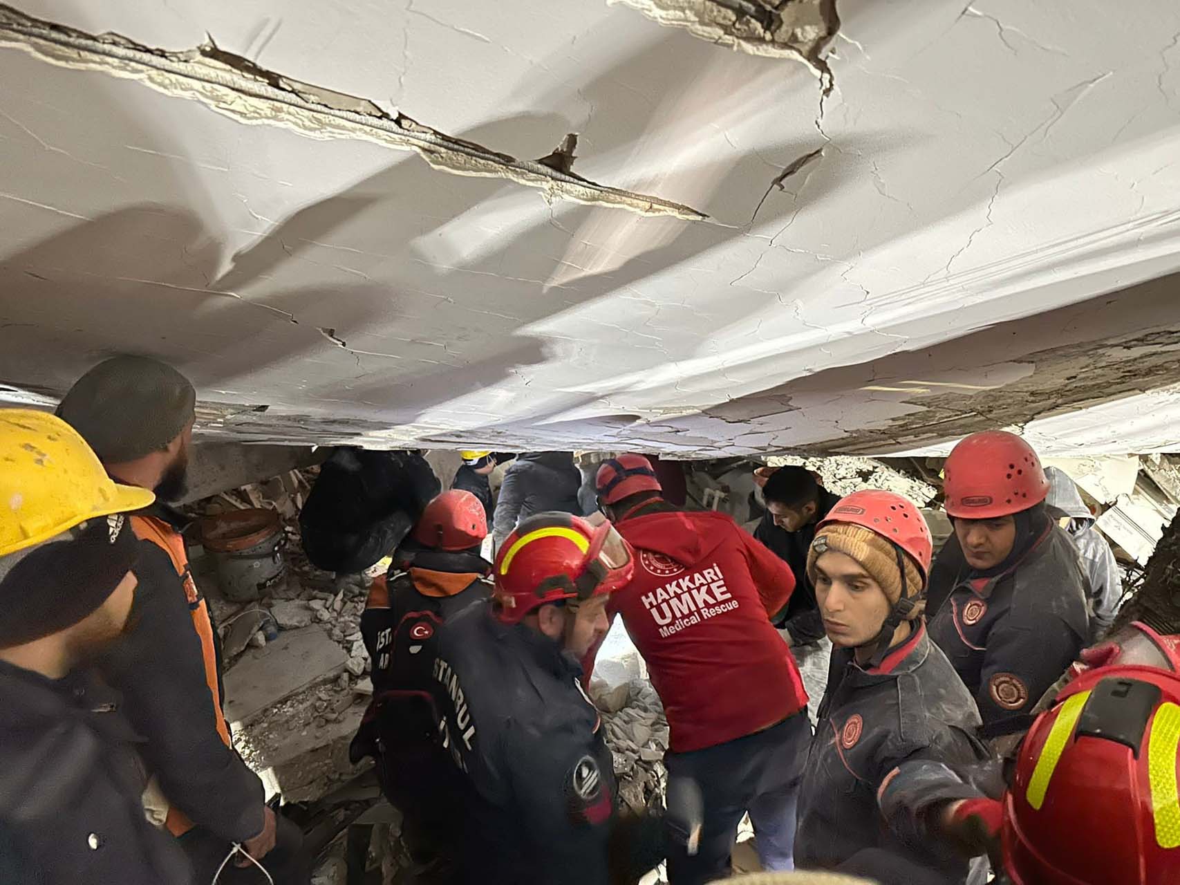 66 saat geçmesine rağmen Helen bebek sağ kurtuldu!