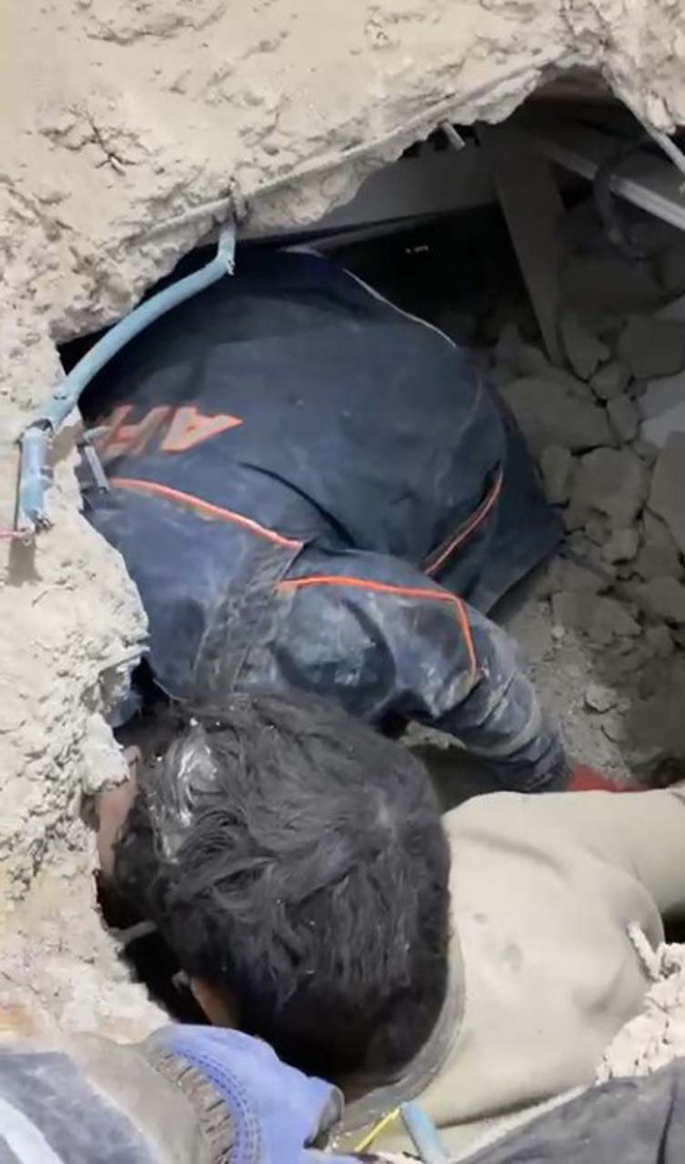 Hatay'da yürekleri yakan olay! Yeğenini kurtarmak için kolunu kestirmişti! Acı haber geldi... 